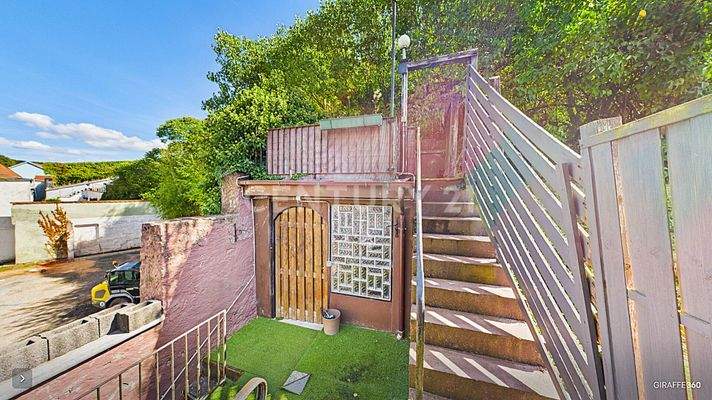 Abstellraum und Zugang zur Terrasse hinter dem Haus