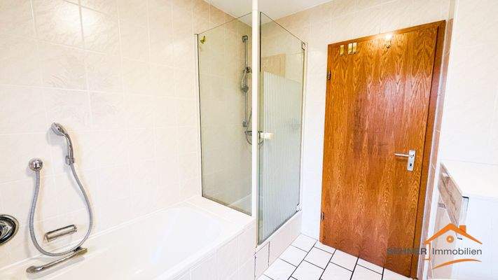 Bad mit Dusche und Badewanne