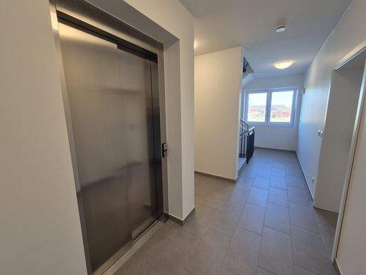 Treppenhaus / Aufzug