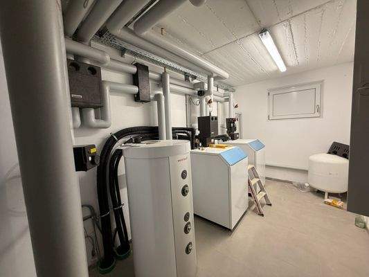 Technikraum mit Luftwärmepumpe