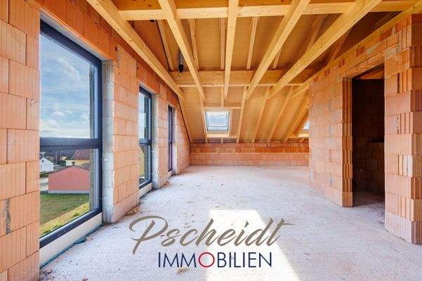 Studio mit bodentiefen Fenstern