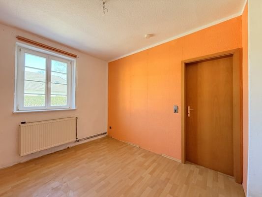 straßenseitiges Arbeitszimmer