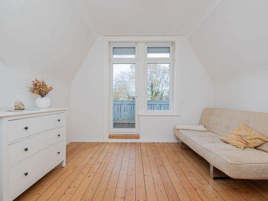 14. Eins der drei Schlafzimmer mit Balkon Zugang..jpg