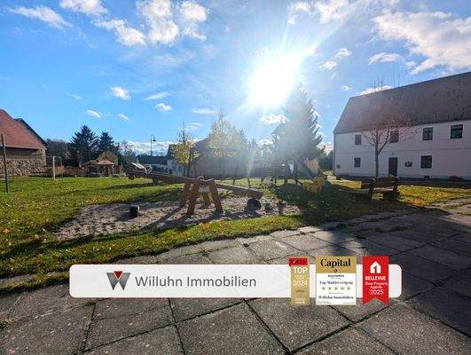 Spielplatz vor dem Haus