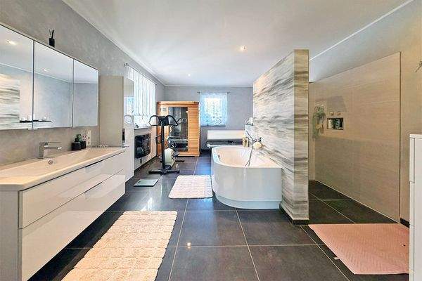 großes Elternbadezimmer