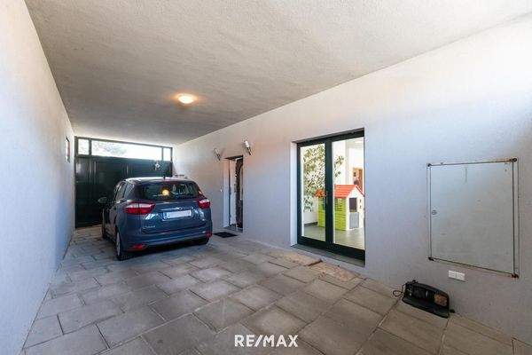 Einfahrt mit Zugang in das Haus