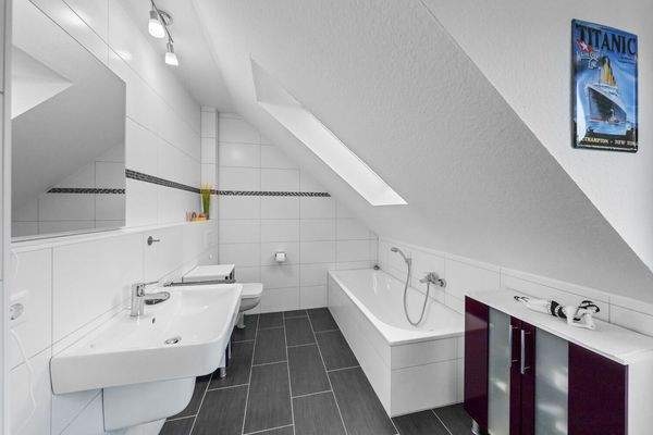 Badezimmer - Blick Richtung Badewanne