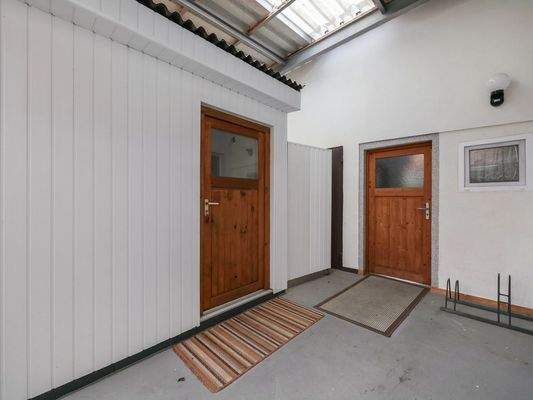 Eingang FeWo 6 (l) &amp; Gemeinschaftsferienhaus (r)