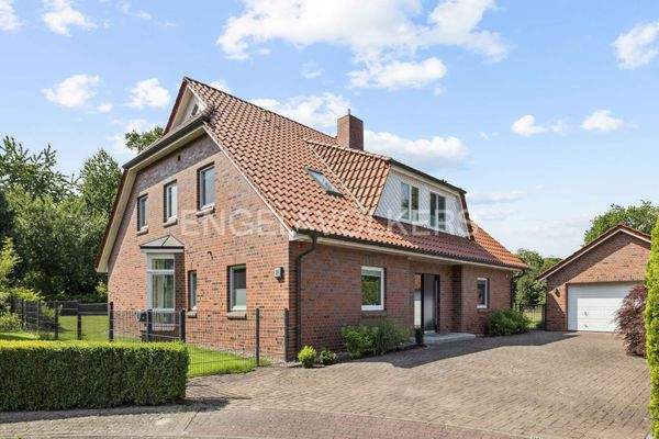 Vorderansicht mit Garage