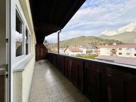 Großzügiger Balkon mit Ausblick auf die Bergwelt