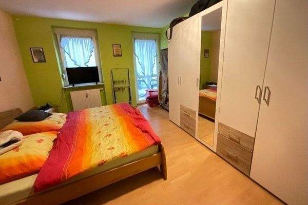 Schlafzimmer mit Zugang zur Terrasse