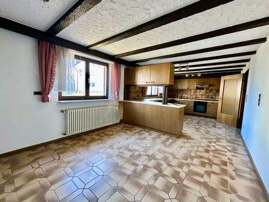 Küche mit großzügigem Essbereich