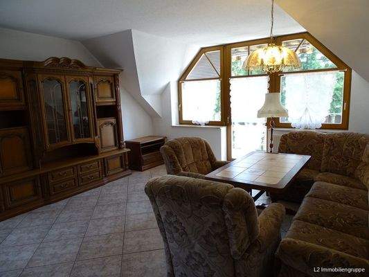 Wohnzimmer mit Zugang zum Balkon