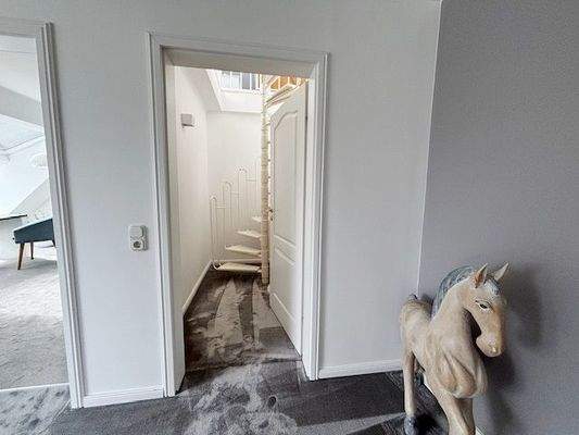 Flur mit Zugang zum Spitzboden.jpg