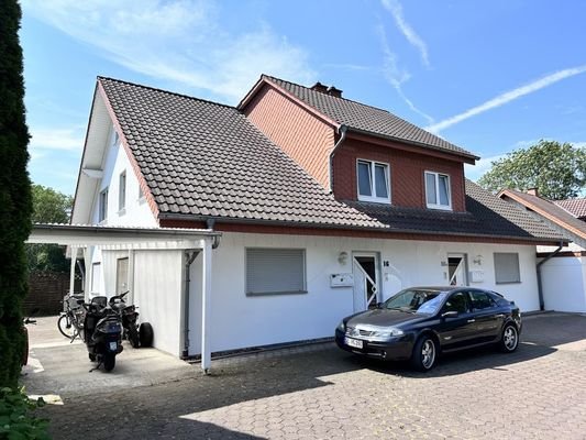 Ansicht mit Carport