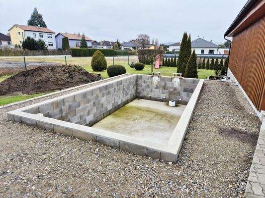 Pool zur Fertigstellung