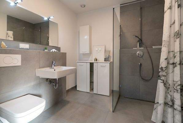 Modernes Badezimmer.jpg