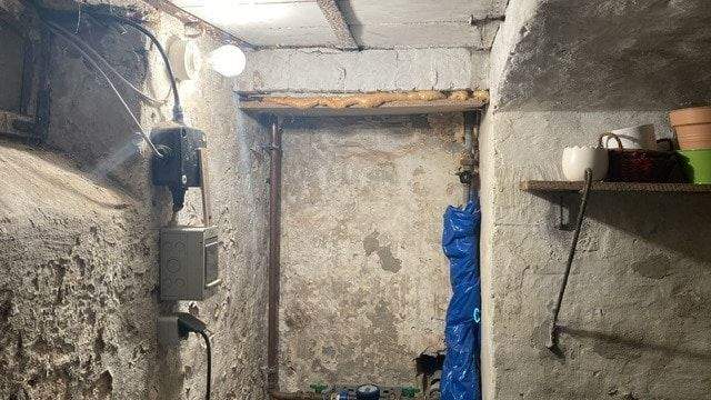 Keller mit Hausanschlüssen