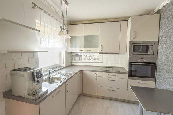 Moderne Küche mit minimalistischer Gestaltung-2