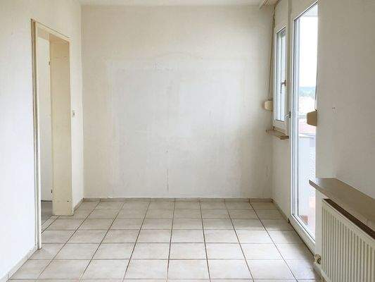 Essbereich mit Zugang zur Küche und zum Balkon