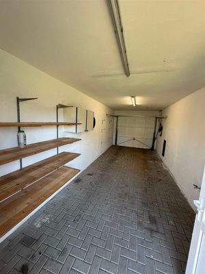 Garage mit Wallbox und Lagermöglichkeiten 