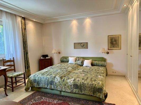 schönes Schlafzimmer mit Einbauschrank