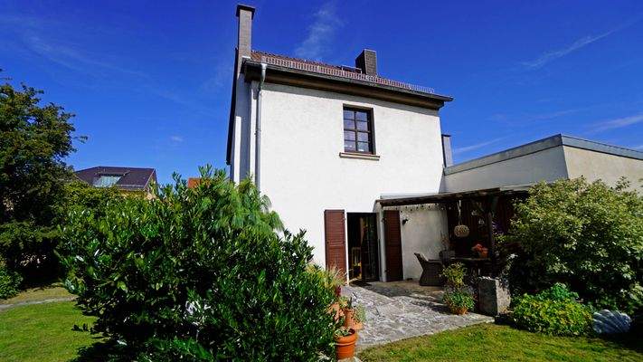 Die Westseite des Hauses mit der großzügigen Terrasse