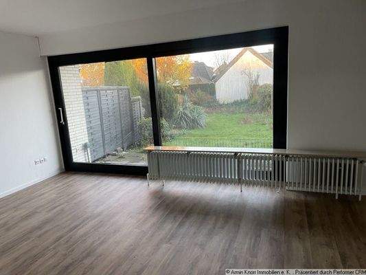 Wohnzimmer mit Zugang zum Garten