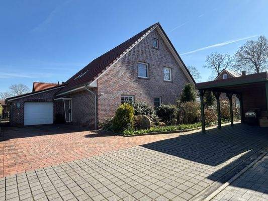 Gesamtansicht mit Carport