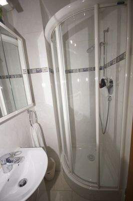 Bad mit Duschkabine im Soutarrain