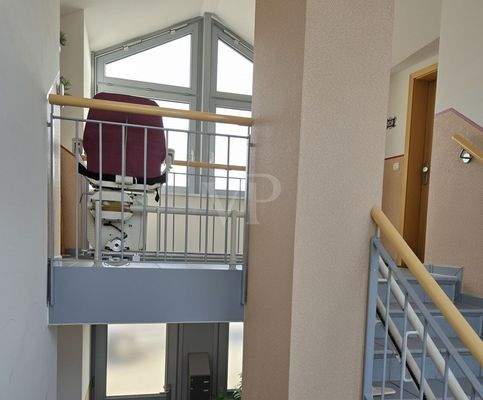 Treppenhaus mit Treppenlift
