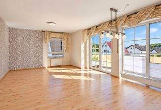 01 Helles Wohnzimmer mit Balkonblick