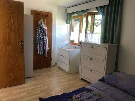 Schlafzimmer mit Zugang WC+Dusche