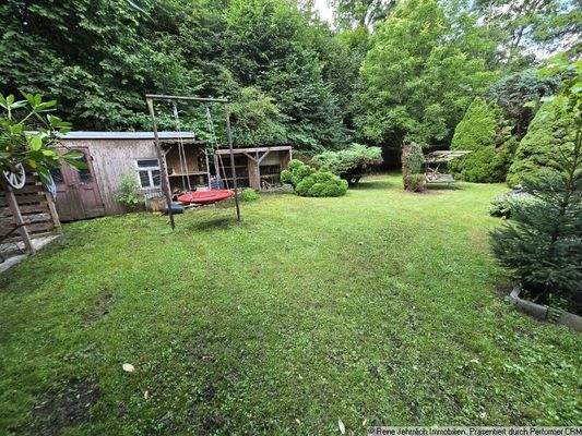 Grundstück mit Schuppen