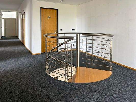 Flur 2. OG mit Verbindungstreppe