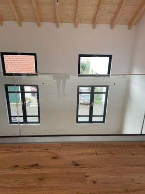 Modernes Loft mit Glasgeländer