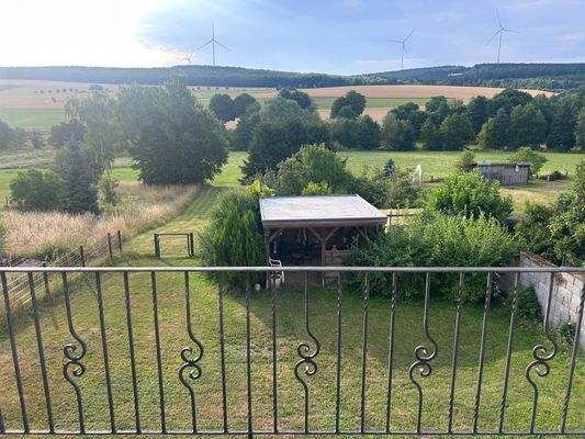 Balkon mit Aussicht auf den Garten