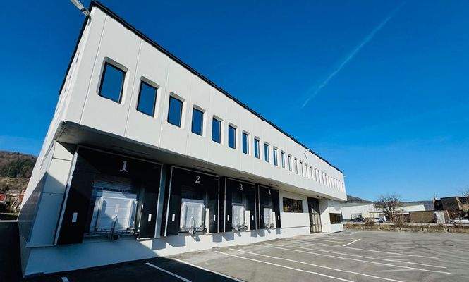 Außenansicht mit Anlieferungszone