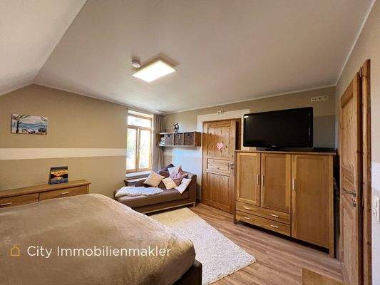 Schlafzimmer OG mit Ankleide_