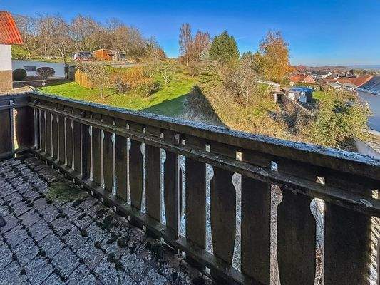 Balkon mit Blick in Garten