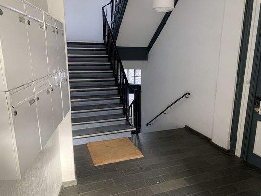 9047KC-02 gepflegtes Treppenhaus