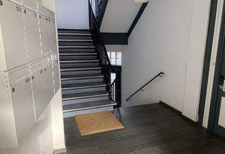 9047KC-02 gepflegtes Treppenhaus