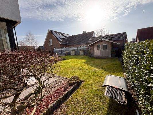 Sonniger Garten mit Hütte