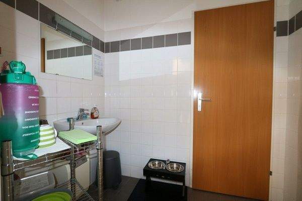 WC mit Vorraum und Waschbecken