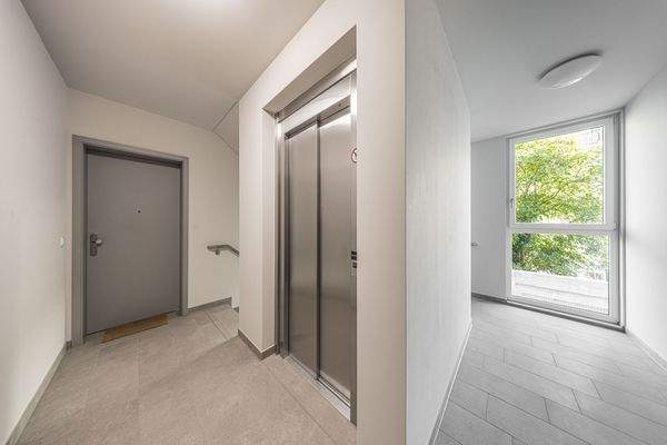 Flur mit Fahrstuhl