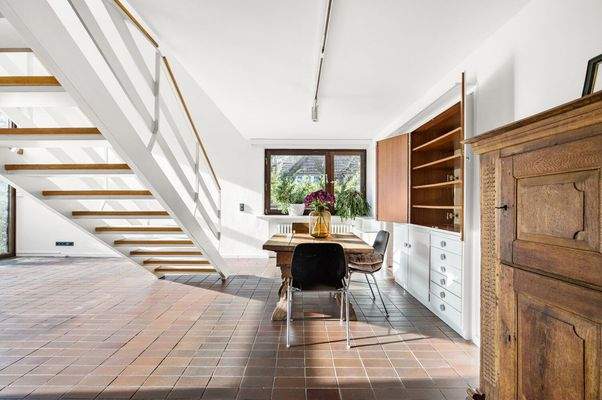 Essplatz mit Durchreiche zur Küche