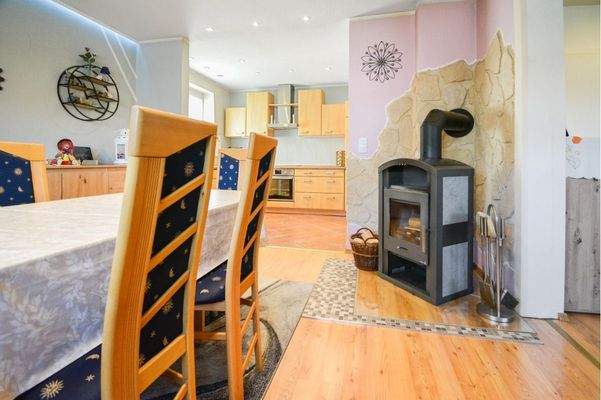 weiterer Essbereich mit gemütlichem Kamin und Blic