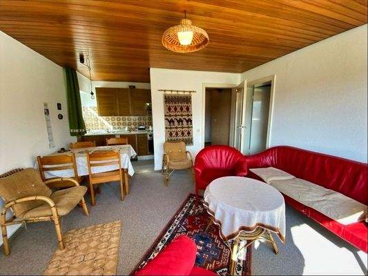 offener Wohn- und Essbereich mit Küchennische