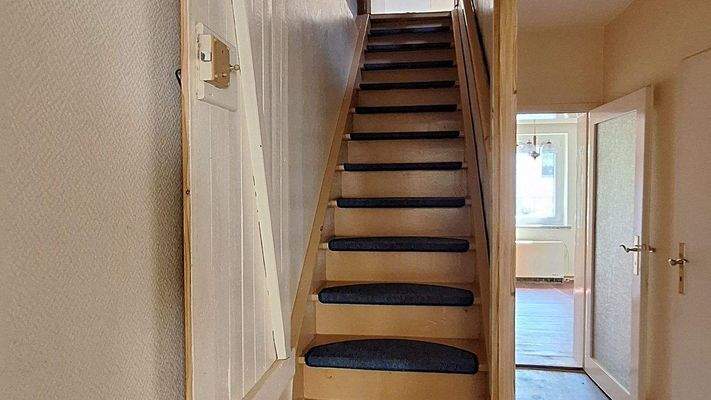 EG - Treppe zum DG 110029.jpg