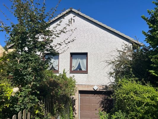Frontseite / Garage 